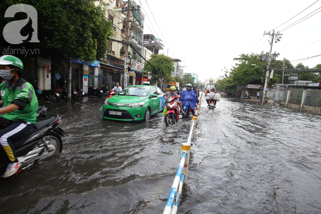 Mưa lớn kéo dài 30 phút, nhiều tuyến đường ở Sài Gòn ngập nặng, té xe, chết máy la liệt trong chiều 3/5 - Ảnh 10.