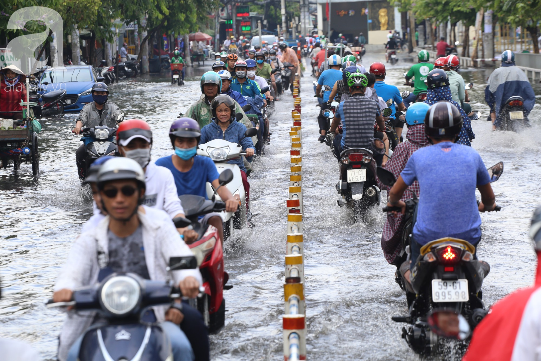 Mưa lớn kéo dài 30 phút, nhiều tuyến đường ở Sài Gòn ngập nặng, té xe, chết máy la liệt trong chiều 3/5 - Ảnh 12.