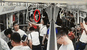 Người đàn ông bất ngờ bỏ chạy khiến hành khách trong và ngoài tàu điện ngầm hỗn loạn lao theo, khi biết được nguyên nhân ai cũng ngã ngửa - Ảnh 2.