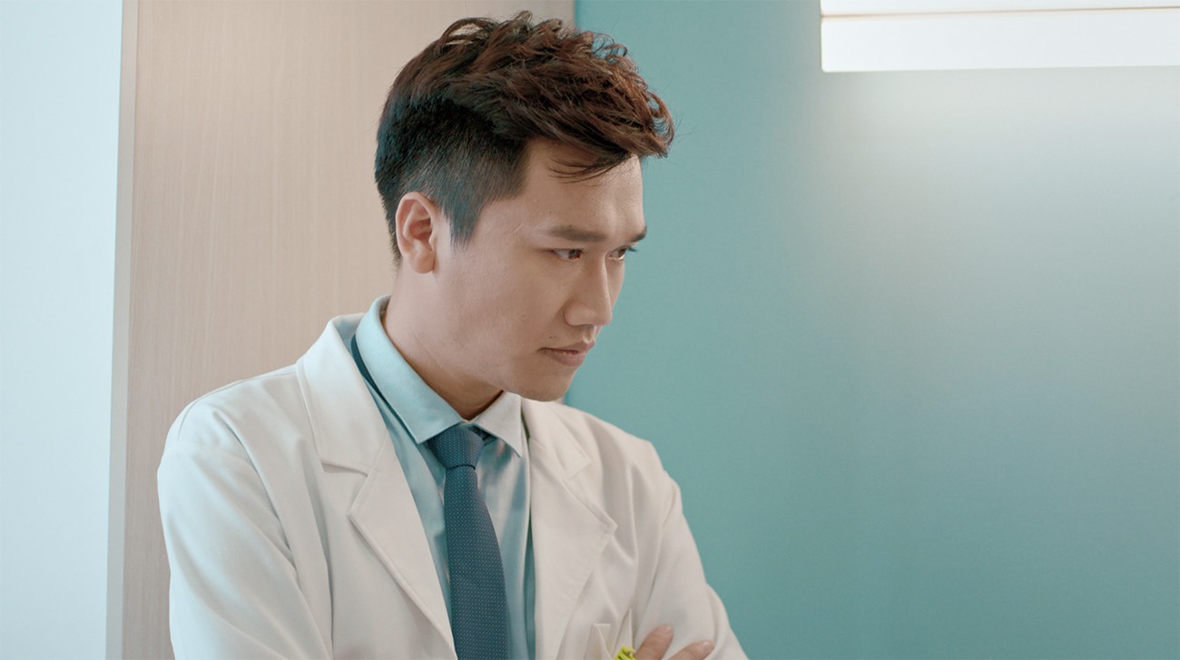 Thúy Ngân đau đầu vì đụng độ Mr. Cần trô Xuân Nghị trong phim về bệnh viện tình yêu - Ảnh 1. Thúy Ngân đau đầu vì đụng độ Mr. Cần trô Xuân Nghị trong phim về bệnh viện tình yêu - Ảnh 1.