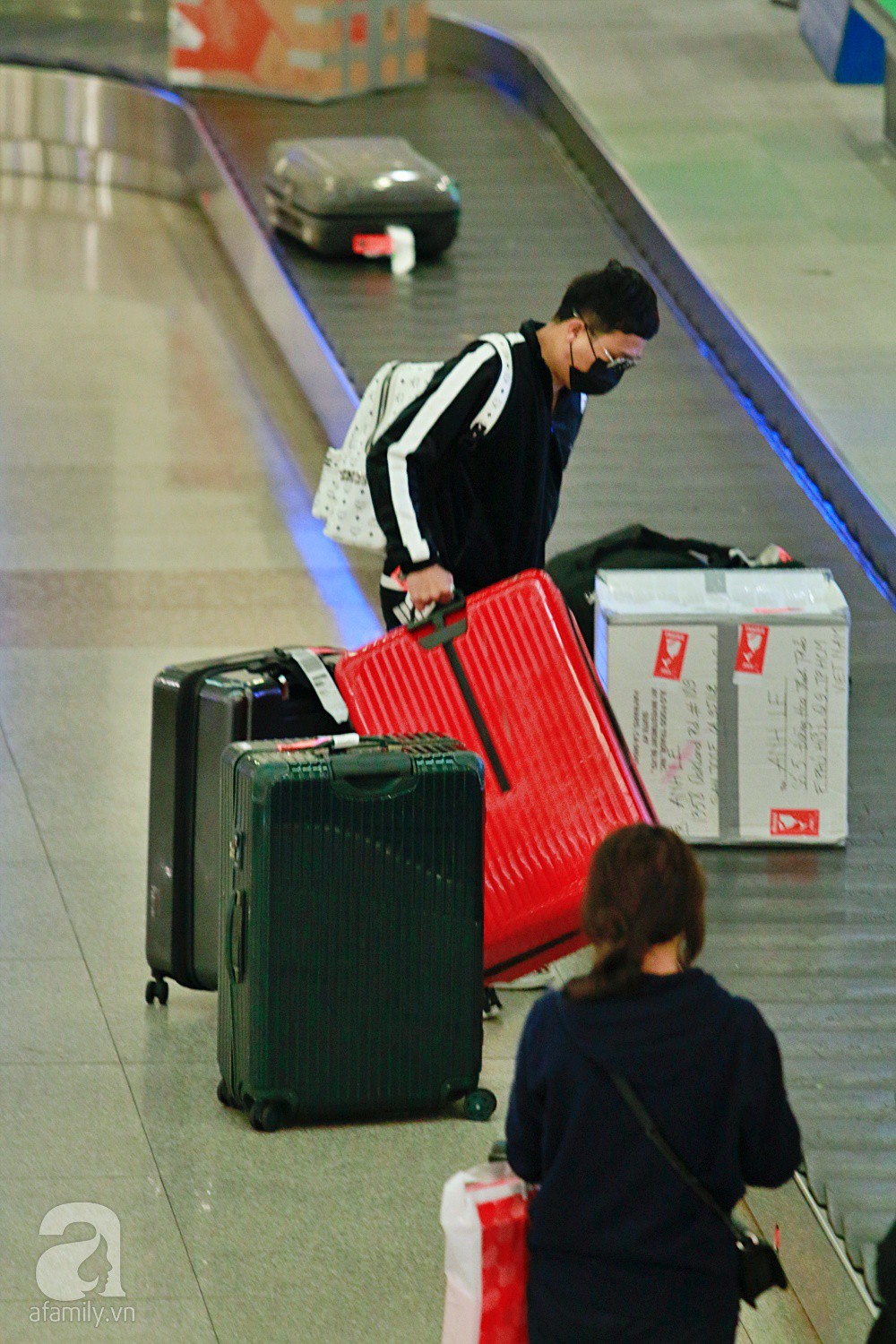 Vợ chồng Trấn Thành - Hari Won đeo khẩu trang kín mít xuất hiện tại sân bay lúc đêm muộn - Ảnh 3. Vợ chồng Trấn Thành - Hari Won đeo khẩu trang kín mít xuất hiện tại sân bay lúc đêm muộn - Ảnh 3.