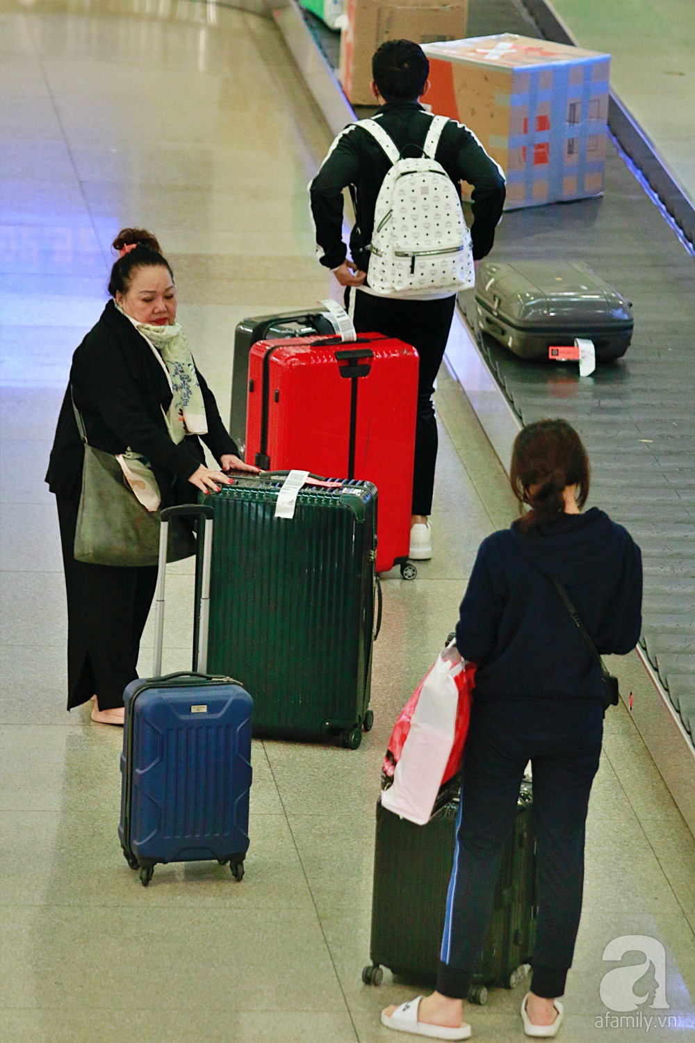 Vợ chồng Trấn Thành - Hari Won đeo khẩu trang kín mít xuất hiện tại sân bay lúc đêm muộn - Ảnh 4. Vợ chồng Trấn Thành - Hari Won đeo khẩu trang kín mít xuất hiện tại sân bay lúc đêm muộn - Ảnh 4.
