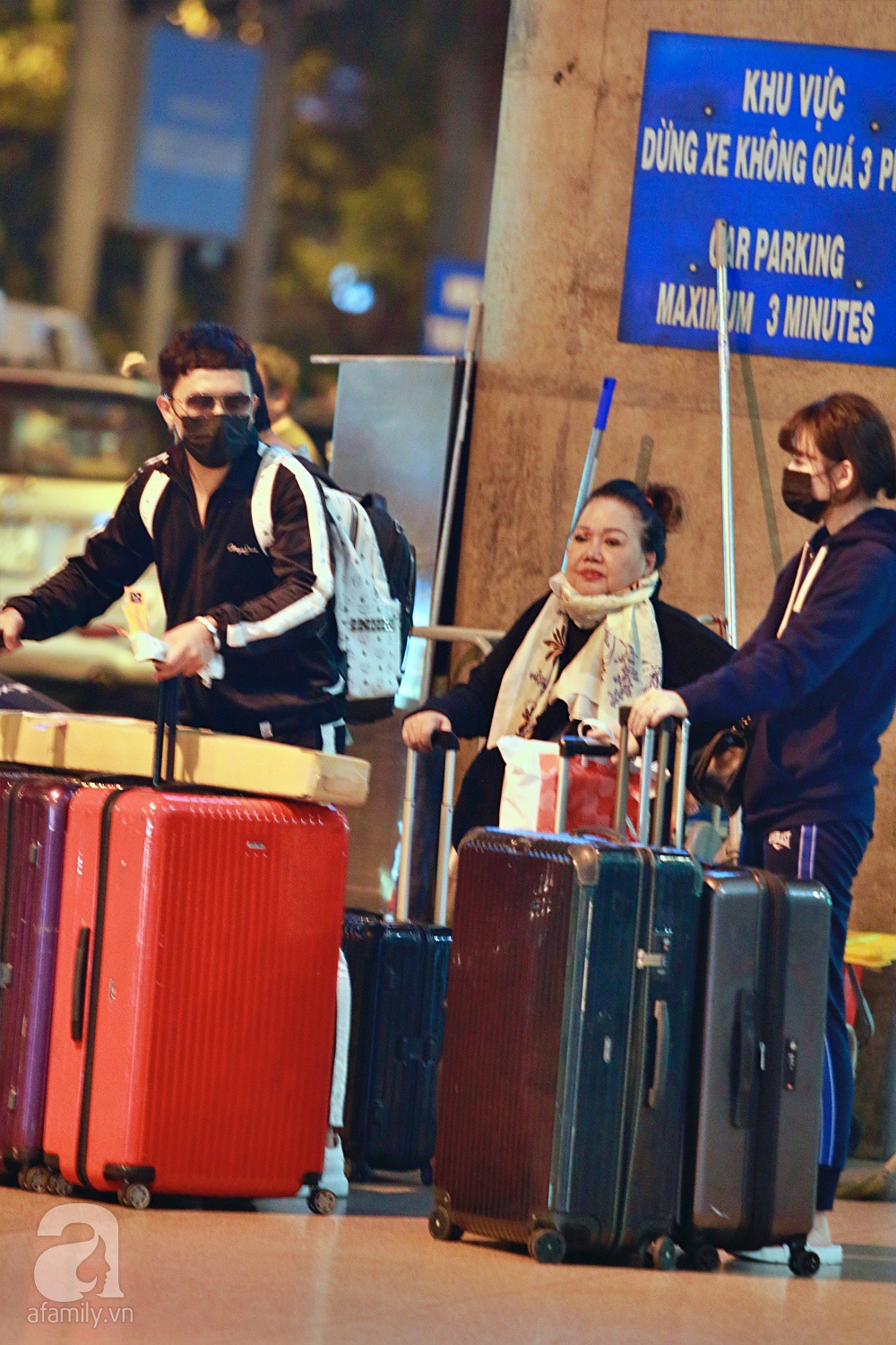 Vợ chồng Trấn Thành - Hari Won đeo khẩu trang kín mít xuất hiện tại sân bay lúc đêm muộn  - Ảnh 10.