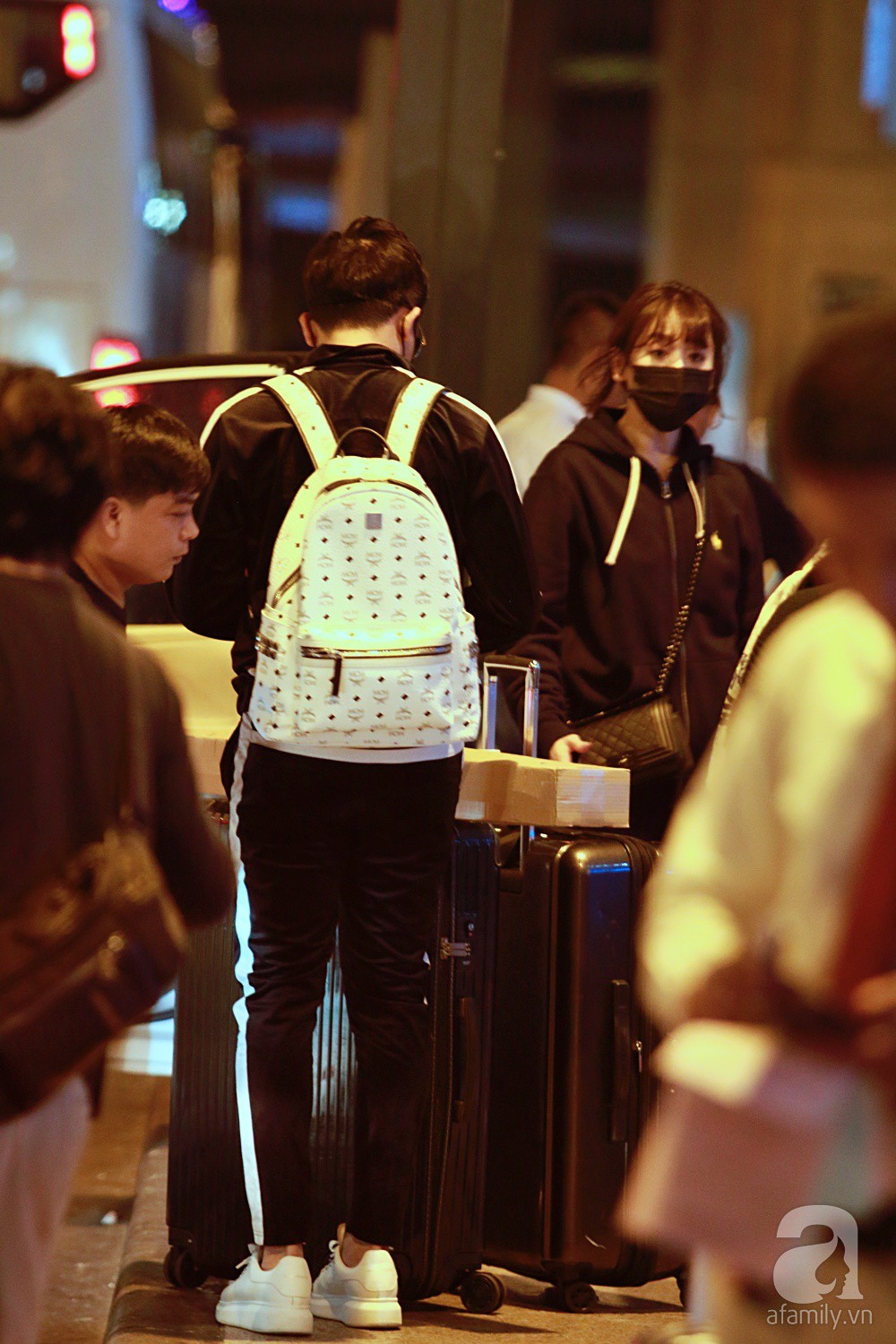Vợ chồng Trấn Thành - Hari Won đeo khẩu trang kín mít xuất hiện tại sân bay lúc đêm muộn  - Ảnh 11.