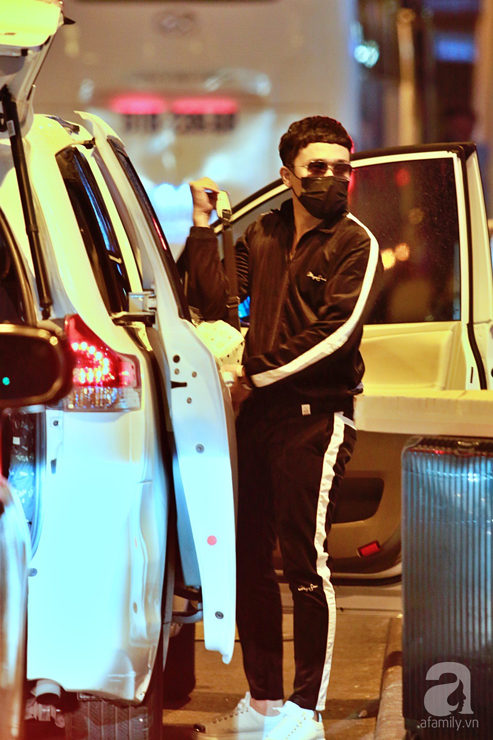 Vợ chồng Trấn Thành - Hari Won đeo khẩu trang kín mít xuất hiện tại sân bay lúc đêm muộn - Ảnh 12. Vợ chồng Trấn Thành - Hari Won đeo khẩu trang kín mít xuất hiện tại sân bay lúc đêm muộn - Ảnh 12.