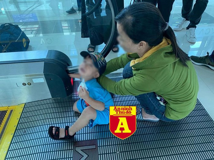 Bé trai bị kẹt tay vào thang cuốn tại sân bay Phú Quốc - Ảnh 1.
