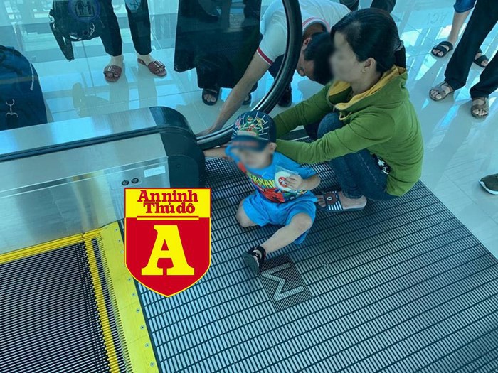Bé trai bị kẹt tay vào thang cuốn tại sân bay Phú Quốc - Ảnh 2.