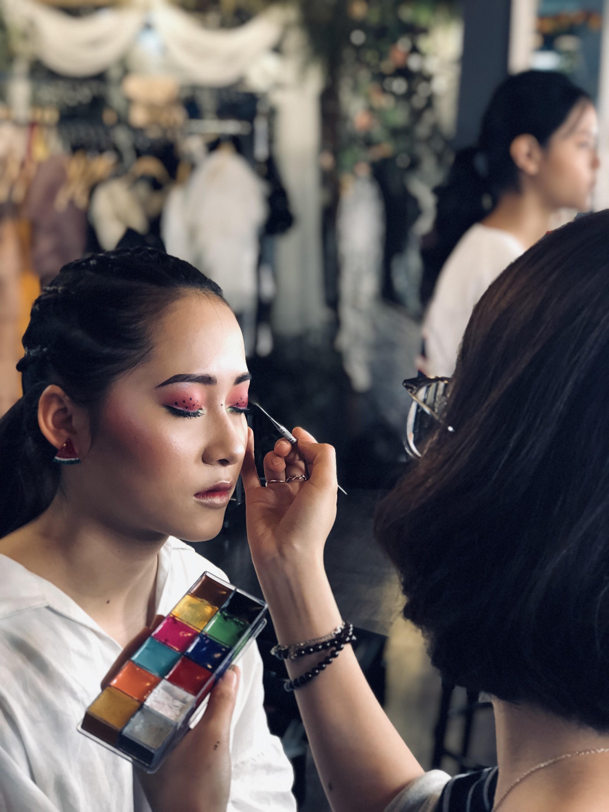 Bỏ việc ổn định để học makeup, 9x bị hỏi sao lại làm CÁI NGHỀ ẤY và câu trả lời sau 1 năm cầm cọ - Ảnh 3. Bỏ việc ổn định để học makeup, 9x bị hỏi sao lại làm CÁI NGHỀ ẤY và câu trả lời sau 1 năm cầm cọ - Ảnh 3.