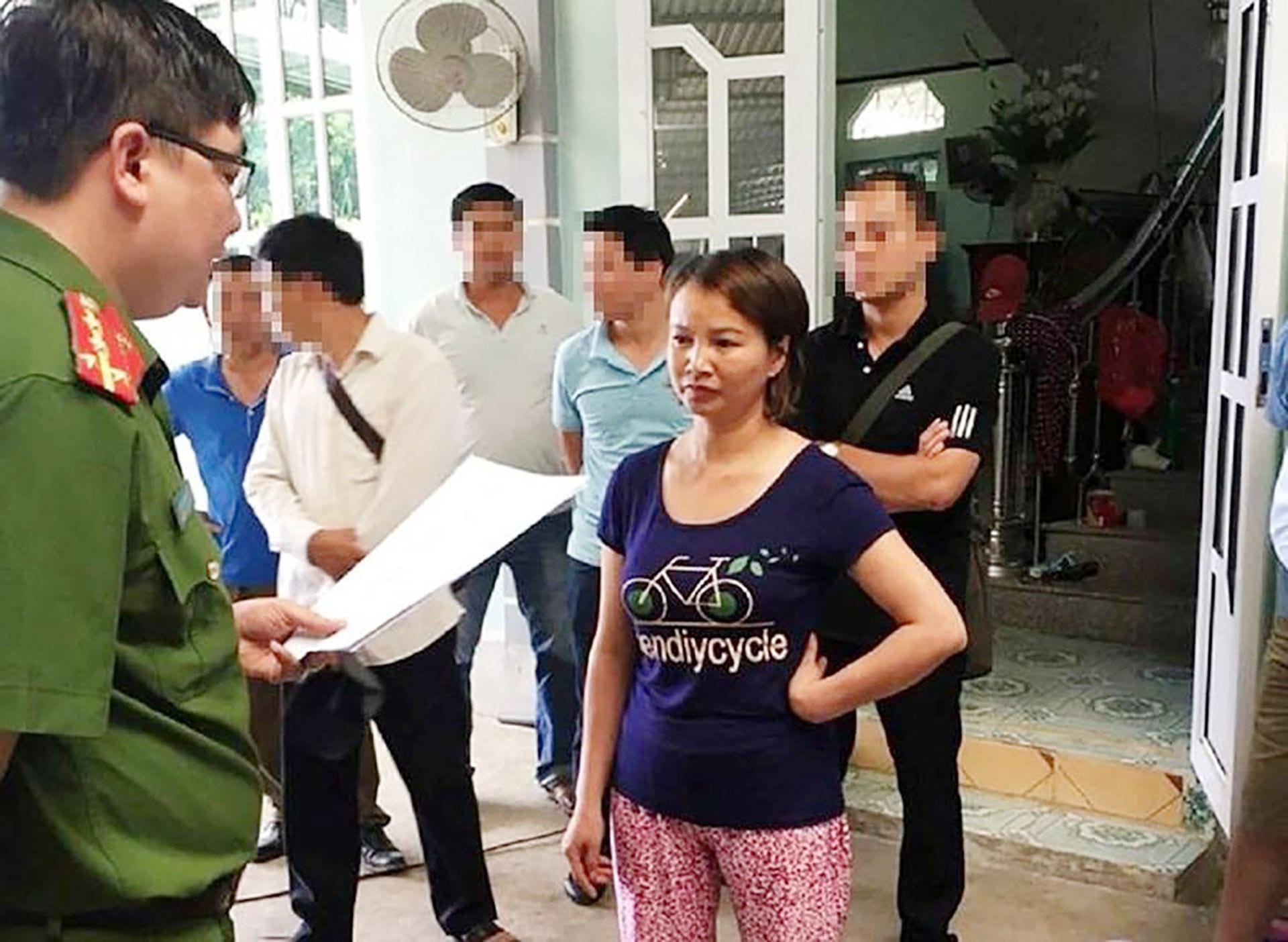 Vụ nữ sinh giao gà bị sát hại ở Điện Biên: Hơn 7.000 tờ rơi tìm nạn nhân và màn diễn vụng về của người mẹ - Ảnh 2.