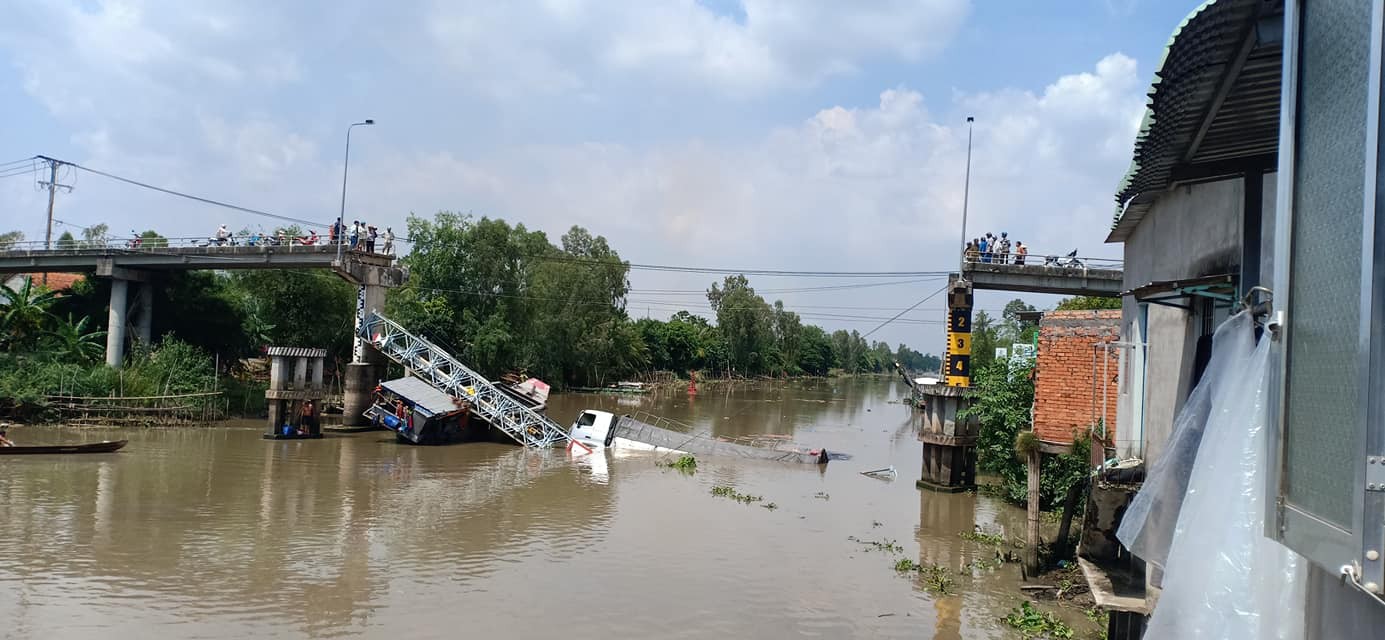 Nóng: Sập cầu ở Cao Lãnh, nhiều người may mắn thoát chết trong gang tấc - Ảnh 1.