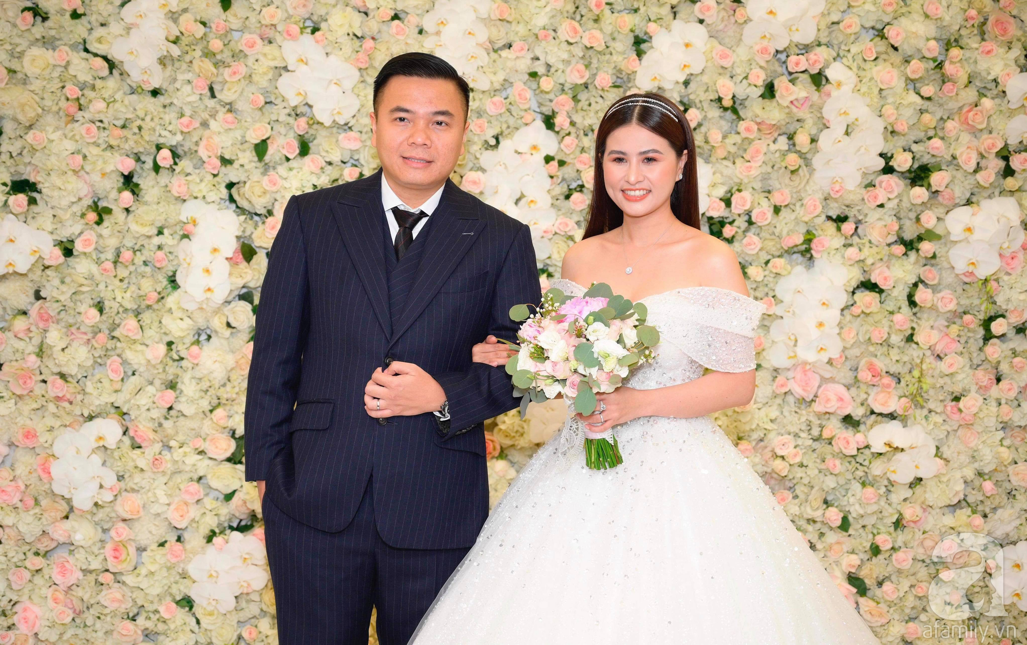 Trấn Thành - Hari Won, Ninh Dương Lan Ngọc cùng loạt sao Việt đến sự đám cưới đạo diễn Cua lại vợ bầu - Ảnh 1.
