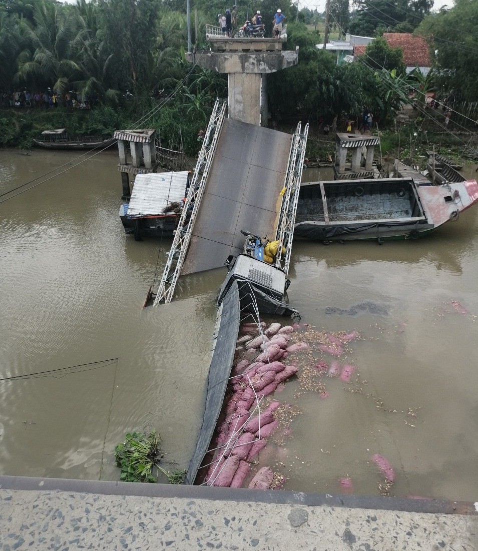 Nóng: Sập cầu ở Cao Lãnh, nhiều người may mắn thoát chết trong gang tấc - Ảnh 3.