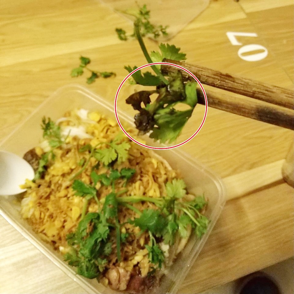 Lại thêm hàng phở nổi tiếng 30 năm phố Quán Thánh bị thực khách tố dùng đũa mốc, rau thối, nhân trộn dính cả ruồi - Ảnh 2. Lại thêm hàng phở nổi tiếng 30 năm phố Quán Thánh bị thực khách tố dùng đũa mốc, rau thối, nhân trộn dính cả ruồi - Ảnh 2.