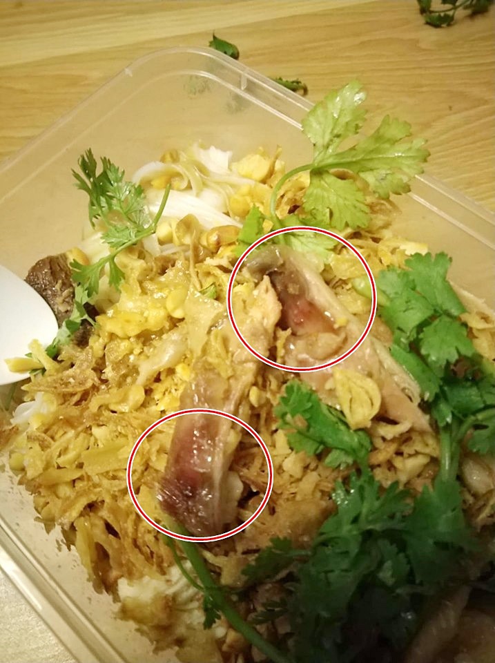 Lại thêm hàng phở nổi tiếng 30 năm phố Quán Thánh bị thực khách tố dùng đũa mốc, rau thối, nhân trộn dính cả ruồi - Ảnh 3. Lại thêm hàng phở nổi tiếng 30 năm phố Quán Thánh bị thực khách tố dùng đũa mốc, rau thối, nhân trộn dính cả ruồi - Ảnh 3.