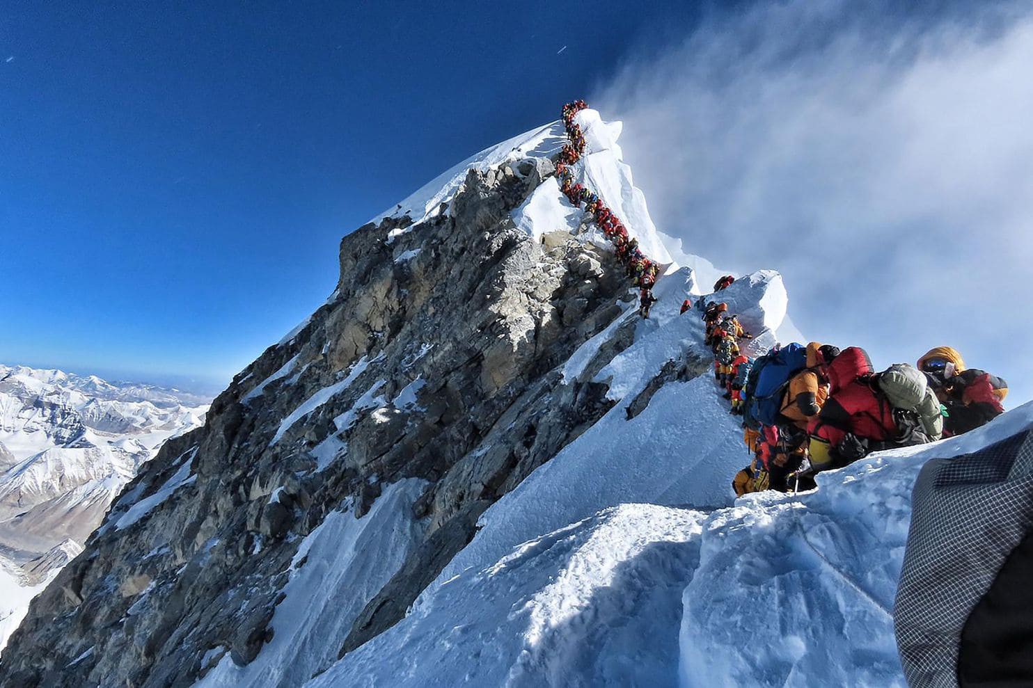 Tại sao lại có quá nhiều người bỏ mạng trên đỉnh Everest năm nay? - Ảnh 1.