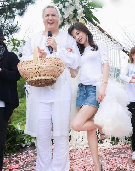Hình ảnh trớ trêu nhất Weibo hôm nay: Vợ chồng Vi Phi Trương Đình tình tứ bên nhau lại bị nhầm thành... 2 bà cháu - Ảnh 1. Hình ảnh trớ trêu nhất Weibo hôm nay: Vợ chồng Vi Phi Trương Đình tình tứ bên nhau lại bị nhầm thành... 2 bà cháu - Ảnh 1.