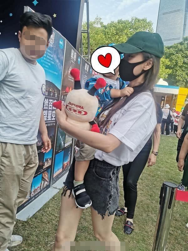Vắng Huỳnh Hiểu Minh, Angelababy đưa con trai đi chơi nhưng sự xuất hiện của người phụ nữ này mới thật sự quan trọng - Ảnh 3. Vắng Huỳnh Hiểu Minh, Angelababy đưa con trai đi chơi nhưng sự xuất hiện của người phụ nữ này mới thật sự quan trọng - Ảnh 3.