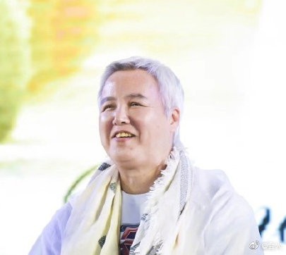 Hình ảnh trớ trêu nhất Weibo hôm nay: Vợ chồng Vi Phi Trương Đình tình tứ bên nhau lại bị nhầm thành... 2 bà cháu - Ảnh 3. Hình ảnh trớ trêu nhất Weibo hôm nay: Vợ chồng Vi Phi Trương Đình tình tứ bên nhau lại bị nhầm thành... 2 bà cháu - Ảnh 3.