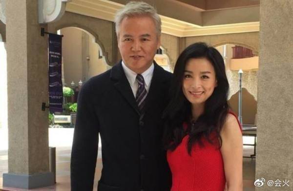 Hình ảnh trớ trêu nhất Weibo hôm nay: Vợ chồng Vi Phi Trương Đình tình tứ bên nhau lại bị nhầm thành... 2 bà cháu - Ảnh 5. Hình ảnh trớ trêu nhất Weibo hôm nay: Vợ chồng Vi Phi Trương Đình tình tứ bên nhau lại bị nhầm thành... 2 bà cháu - Ảnh 5.