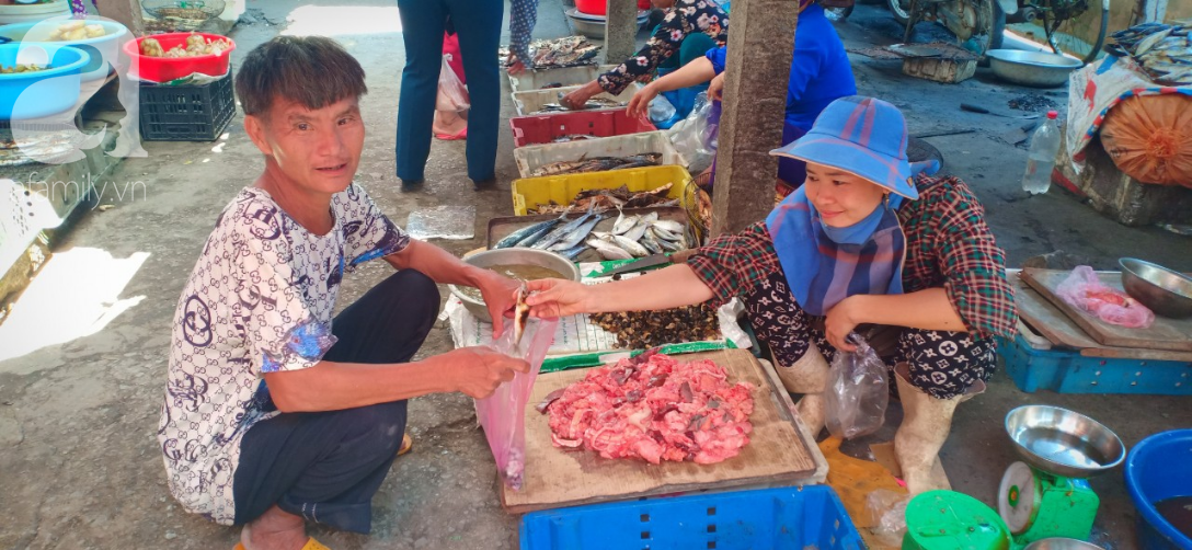 Xót cảnh hai vợ chồng khù khờ, đi ăn xin mỗi ngày để gom góp tiền chạy thận cho đứa con trai 18 tuổi - Ảnh 1.