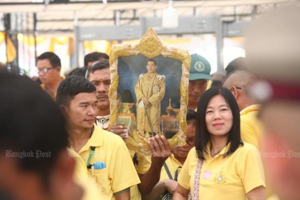 Người dân Thái Lan nô nức đổ về hoàng cung mừng lễ đăng quang của Quốc vương - Ảnh 1.