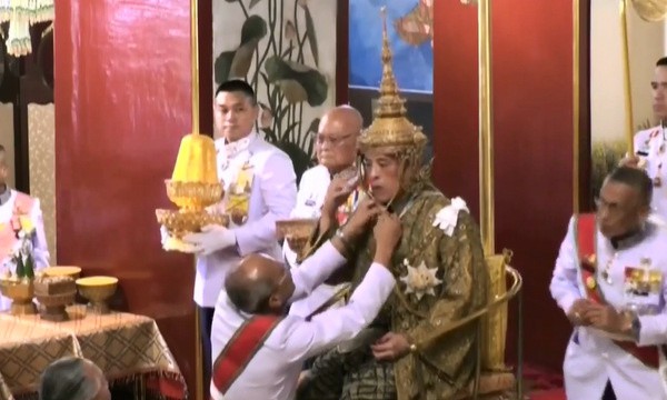 Quốc vương Thái Lan đội vương miện nặng hơn 7 kg, chính thức đăng quang - Ảnh 7.