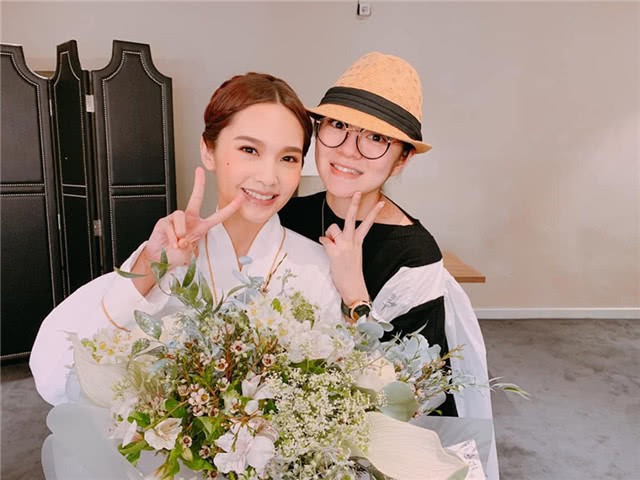 An Dĩ Hiên xuất hiện sau tuyên bố mang thai ở tuổi 38, không hổ danh là bà bầu xinh đẹp nhất nhì Đài Loan - Ảnh 2. An Dĩ Hiên xuất hiện sau tuyên bố mang thai ở tuổi 38, không hổ danh là bà bầu xinh đẹp nhất nhì Đài Loan - Ảnh 2.