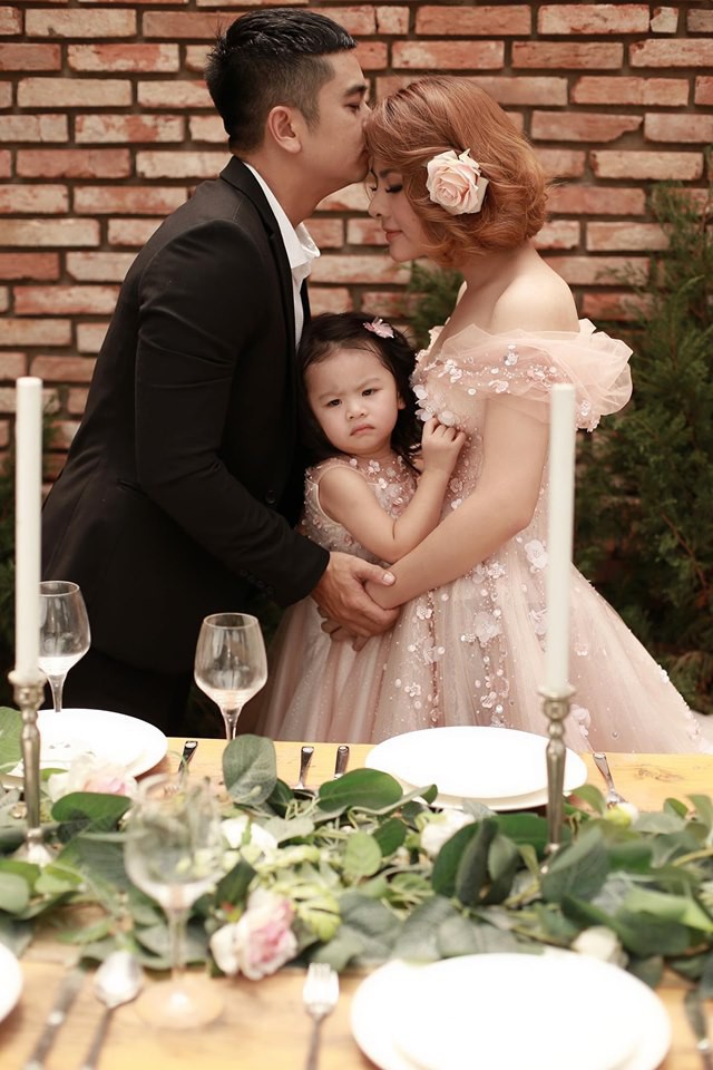 Vân Trang khoe ảnh gia đình hạnh phúc nhưng biểu cảm của con gái lại có gì đó sai sai - Ảnh 1.