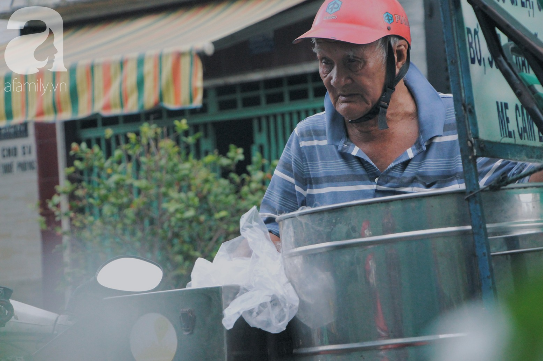 Thương ông ngoại kẹo bông gòn, 94 tuổi vẫn chạy xe rong ruổi khắp Sài Gòn để mưu sinh - Ảnh 4.