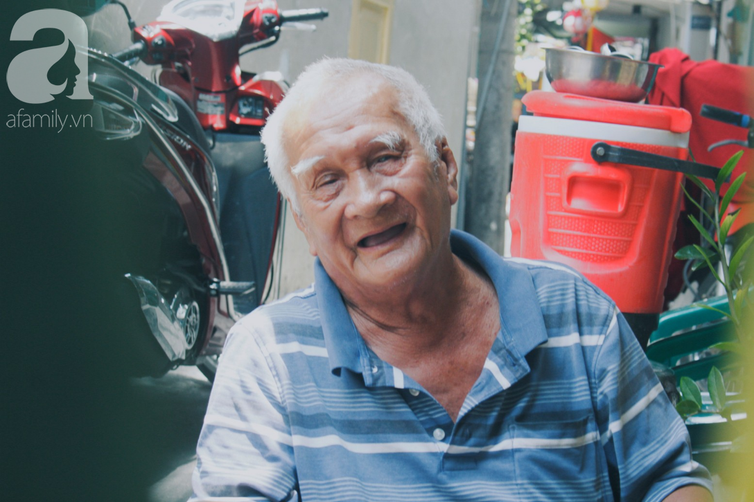 Thương ông ngoại kẹo bông gòn, 94 tuổi vẫn chạy xe rong ruổi khắp Sài Gòn để mưu sinh - Ảnh 2.