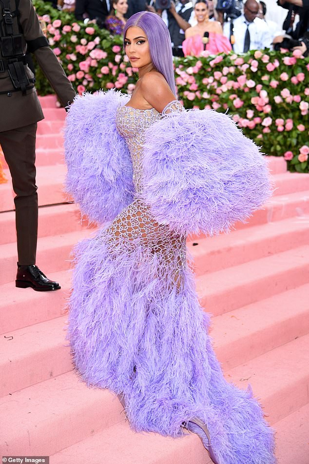 Kylie Jenner tím rịm một trời Huế đến Met Gala  - Ảnh 3.