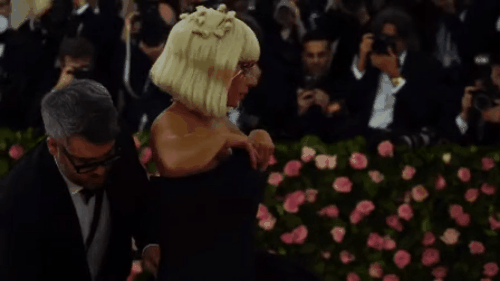 Cận cảnh màn lột váy tới 3 lần biến Lady Gaga thành “Lady Thay Đồ” tại Met Gala 2019 - Ảnh 4.