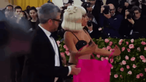 Cận cảnh màn lột váy tới 3 lần biến Lady Gaga thành “Lady Thay Đồ” tại Met Gala 2019 - Ảnh 6.