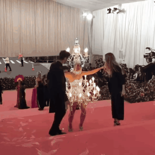 Katy Perry bước đi chật vật, không thể ngồi với bộ cánh đèn chùm nhưng vẫn đáp trả cực ngầu khi bị thắc mắc - Ảnh 2. Katy Perry bước đi chật vật, không thể ngồi với bộ cánh đèn chùm nhưng vẫn đáp trả cực ngầu khi bị thắc mắc - Ảnh 2.