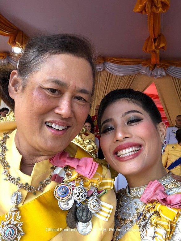 Quốc vương Thái Lan cùng gia đình ra mắt công chúng, kết thúc lễ đăng quang kéo dài 3 ngày nhưng đây mới là nhân vật chen ngang hồn nhiên nhất trong suốt sự kiện - Ảnh 2.