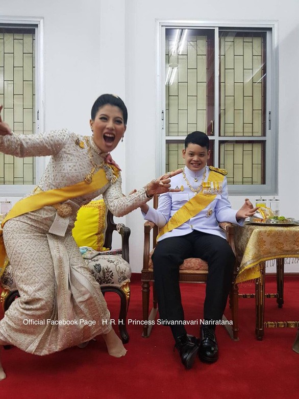 Quốc vương Thái Lan cùng gia đình ra mắt công chúng, kết thúc lễ đăng quang kéo dài 3 ngày nhưng đây mới là nhân vật chen ngang hồn nhiên nhất trong suốt sự kiện - Ảnh 1. Quốc vương Thái Lan cùng gia đình ra mắt công chúng, kết thúc lễ đăng quang kéo dài 3 ngày nhưng đây mới là nhân vật chen ngang hồn nhiên nhất trong suốt sự kiện - Ảnh 1.