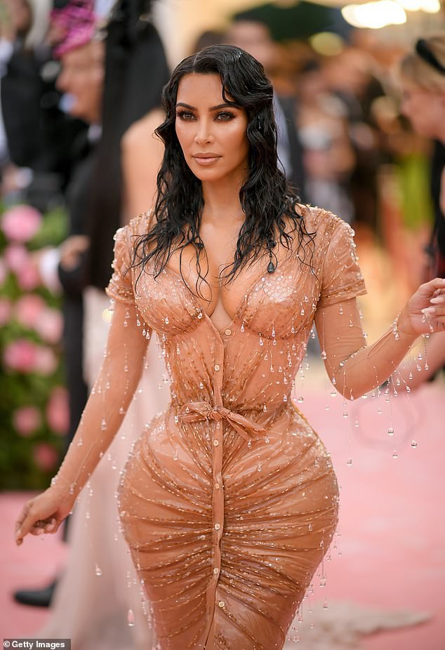 O ép vòng 1 như muốn nổ tung là thế nào? Hãy nhìn bộ cánh mới nhất của Kim Kardashian thì bạn sẽ rõ - Ảnh 2.