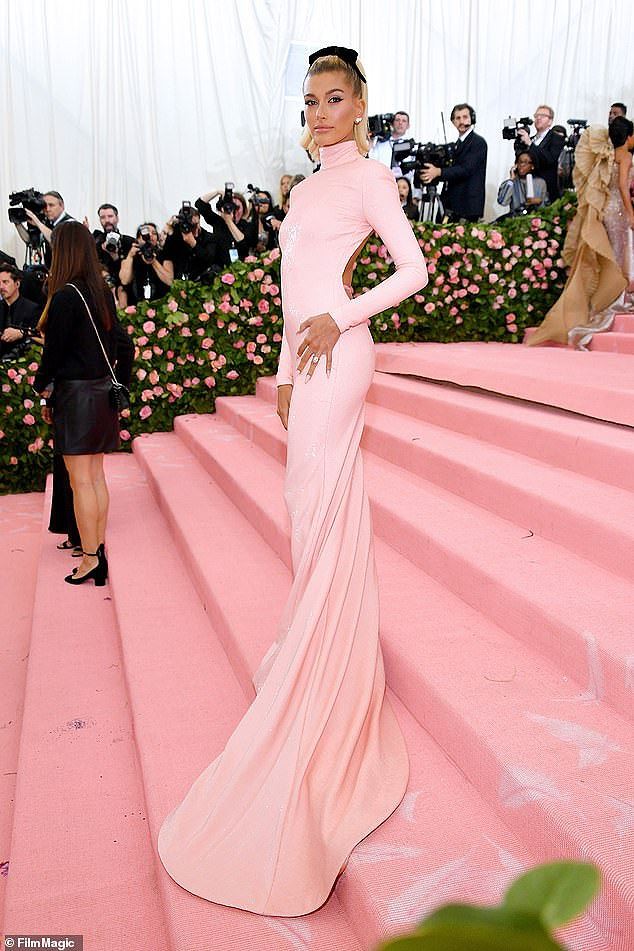 Hailey Baldwin bỏ rơi Justin Bieber, khoe lưng trên trên thảm đỏ Met Gala - Ảnh 3.