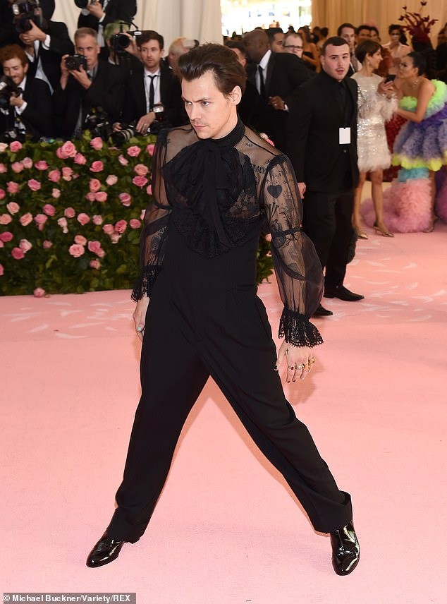Chán làm lãng tử đời thường, Harry Styles diện hẳn jumpsuit xuyên thấu, mang giày cao gót chấp hết chị em tại Met Gala 2019 - Ảnh 3.