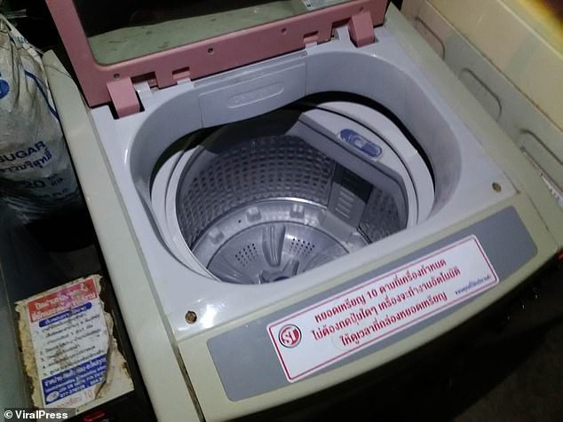 Thái Lan: Đóng cửa tiệm giặt là cả tuần, bà chủ mở cửa hàng thì phát hiện một bé trai còn nguyên dây rốn trong máy giặt  - Ảnh 2.