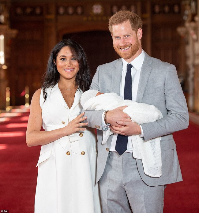 Bí ẩn phía sau mẫu khăn choàng đặc biệt mà công nương Meghan Markle dùng để quấn em bé trong lần đầu xuất hiện  - Ảnh 1.