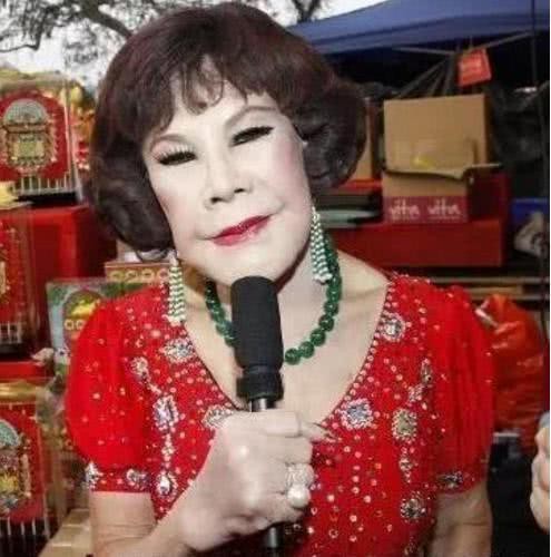 Thảm họa thẩm mỹ Hong Kong: Ban ngày đeo mặt nạ hát múa mãi nghệ kiếm tiền, ban đêm cô quạnh lẻ bóng tuổi 86 - Ảnh 2.