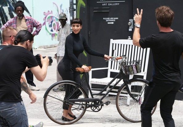 Cô Kim Kardashian bắt chước huyền thoại Audrey Hepburn đạp xe với vòng 3 sai sai và cái kết bất ngờ - Ảnh 3.