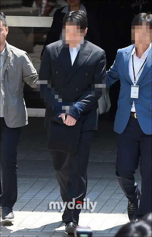Anh trai Yuri (SNSD) và Choi Jong Hoon chính thức bị bắt, trói chặt bằng dây thừng vì cáo buộc hiếp dâm tập thể - Ảnh 6.