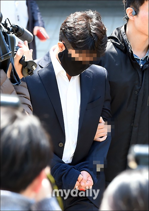 Anh trai Yuri (SNSD) và Choi Jong Hoon chính thức bị bắt, trói chặt bằng dây thừng vì cáo buộc hiếp dâm tập thể - Ảnh 7.