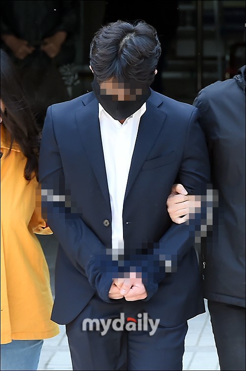 Anh trai Yuri (SNSD) và Choi Jong Hoon chính thức bị bắt, trói chặt bằng dây thừng vì cáo buộc hiếp dâm tập thể - Ảnh 9.