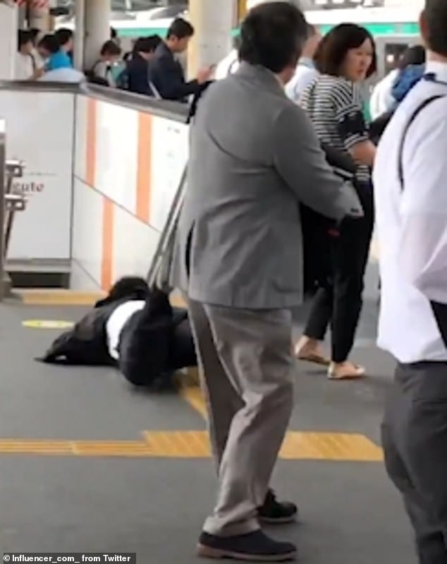 Nữ sinh Nhật Bản bị doanh nhân 30 tuổi sờ ngực tại tàu điện ngầm và cái kết bất ngờ dành cho kẻ biến thái  - Ảnh 3.