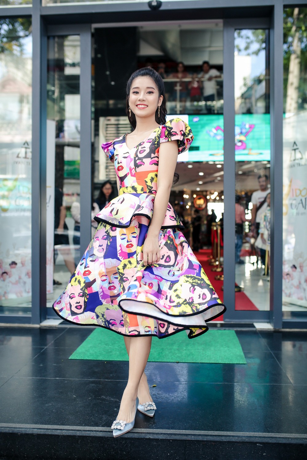 Đông Nhi, Hoàng Yến Chibi xinh đẹp duyên dáng đến ủng hộ trẻ em ung thư diễn thời trang - Ảnh 5.