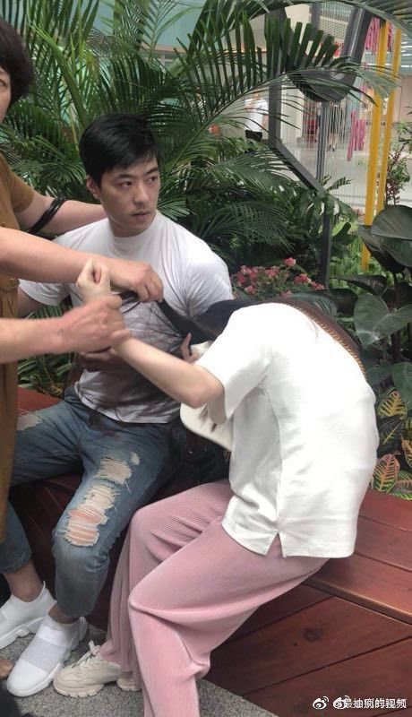 Mẹ vợ nổi điên khi bắt quả tang con rể đi du lịch cùng "tiểu tam", nhưng bố vợ bình tĩnh nói một câu khiến ai cũng đồng tình - Ảnh 1. Mẹ vợ nổi điên khi bắt quả tang con rể đi du lịch cùng "tiểu tam", nhưng bố vợ bình tĩnh nói một câu khiến ai cũng đồng tình - Ảnh 1.