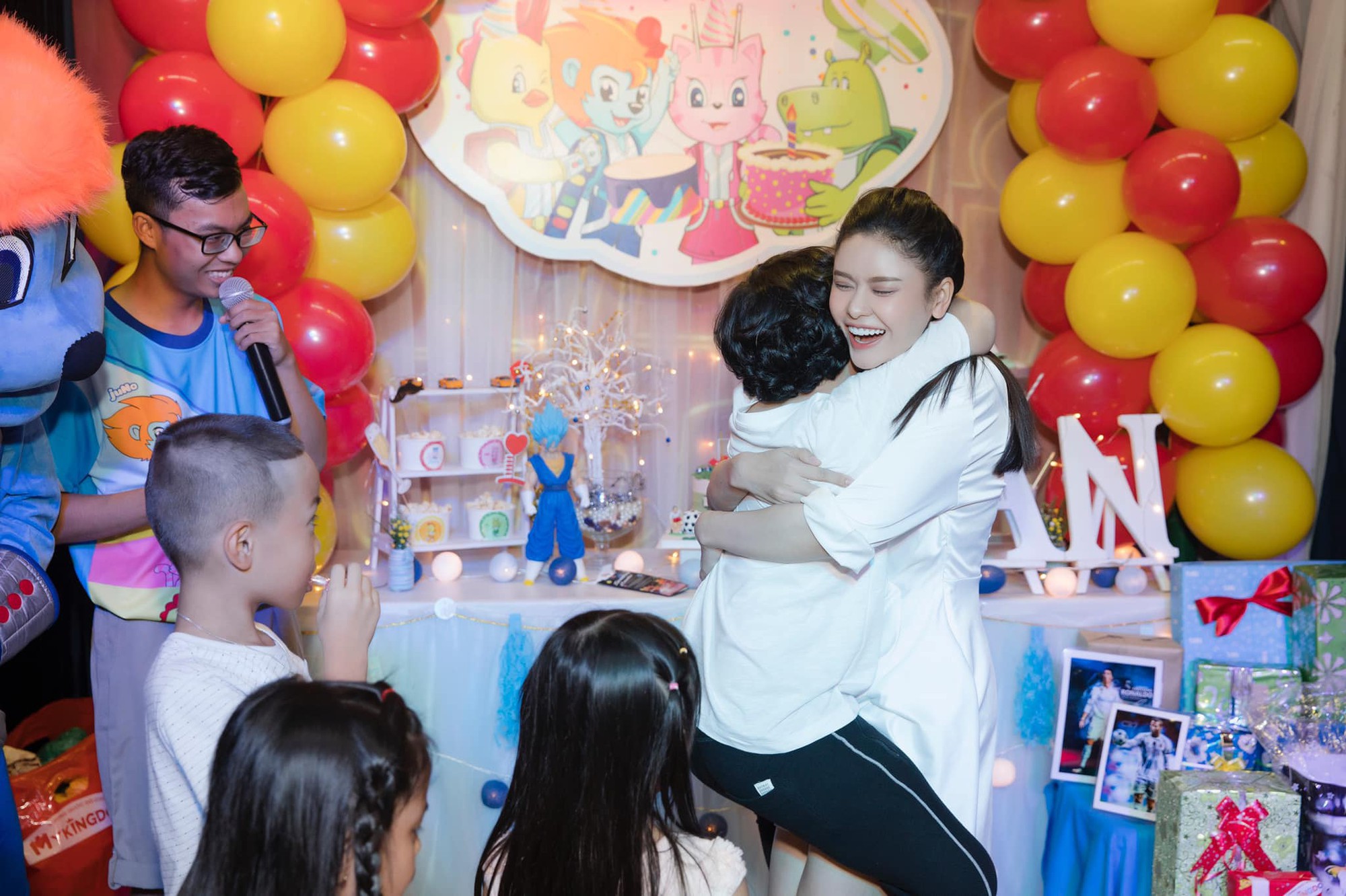 Tuyên bố ở chung nhà vì con nhưng Trương Quỳnh Anh tổ chức tiệc sinh nhật cho con trai thì Tim lại vắng mặt   - Ảnh 1.